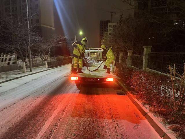 戰風雪清道忙，保潔保暢兩不誤！城市美容師凌晨在行動