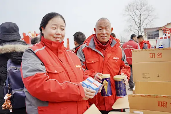 五險一金繳滿17 年！快遞老哥退休 女兒：我也要在京東干到退休