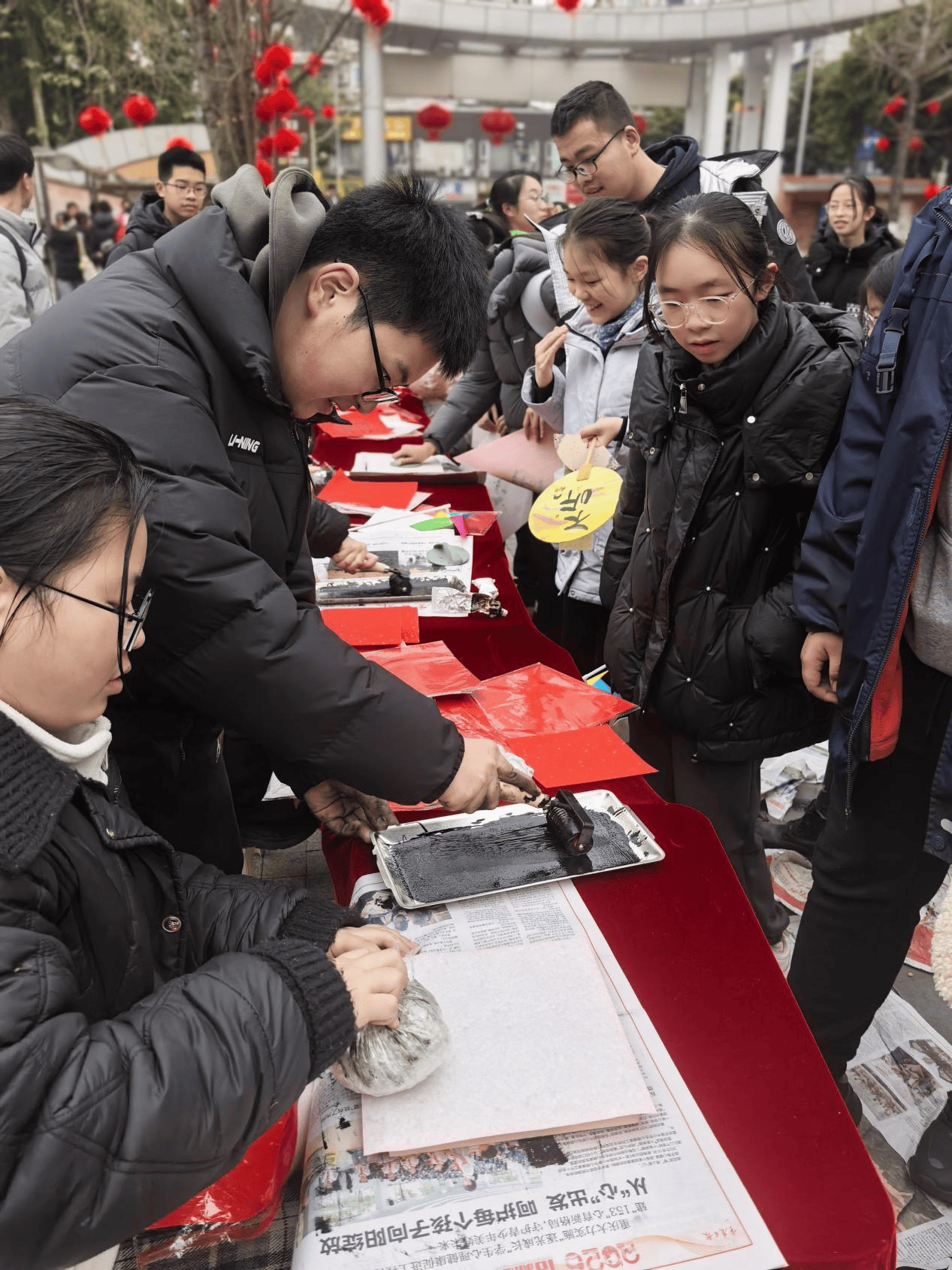 揮毫剪紙猜燈謎，兩江育才中學新春活動有滋有味