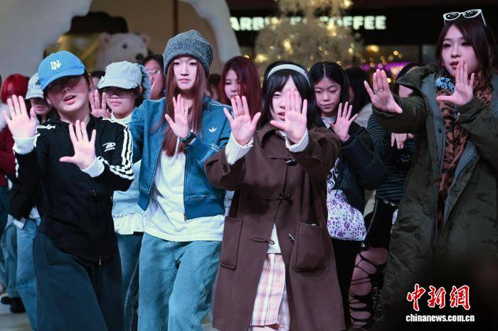 南京年輕人“隨機舞蹈”舞動青春活力