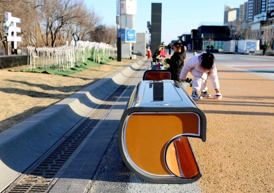 可加熱、能充電！通州運河西岸上新 “黑科技” 座椅！