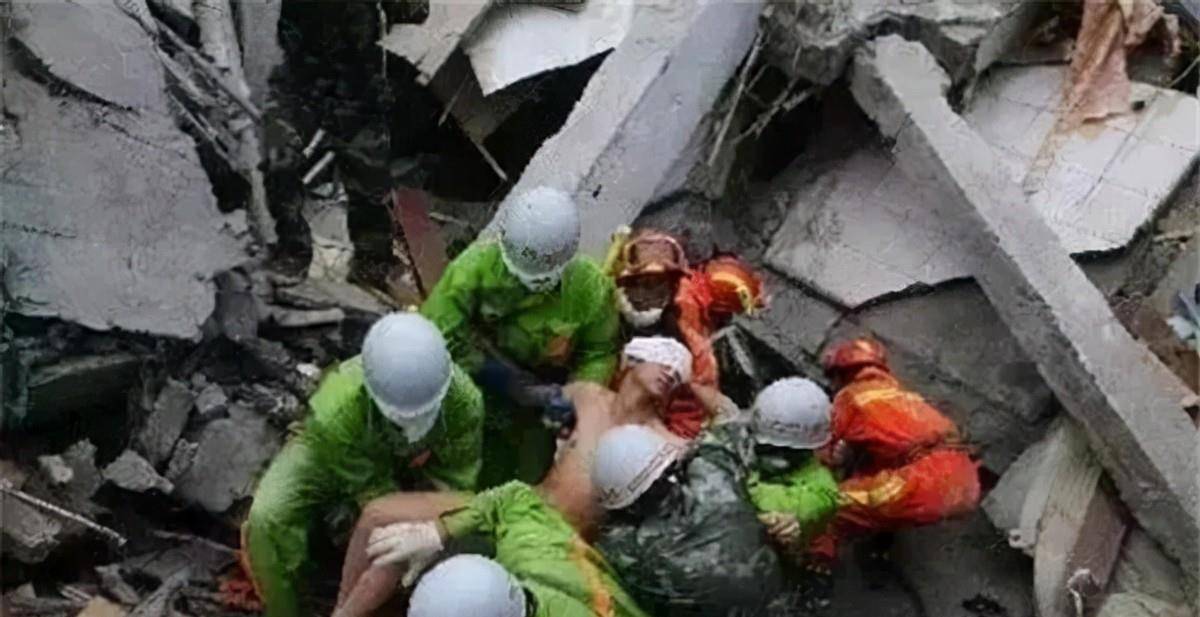 原創汶川地震中他被軍人救出，多年後他研究生入伍圓夢軍營