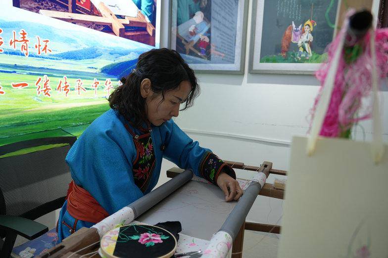老額吉遇上新思路：札薩克圖刺繡讓科爾沁技藝“活”起來