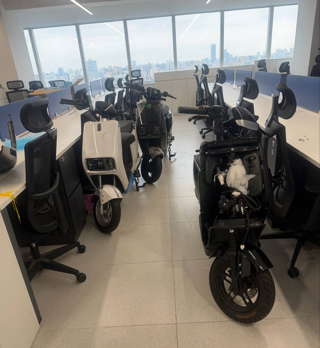 “3·15”晚會曝光電動腳踏車租賃亂象，記者直擊暢派出行總部