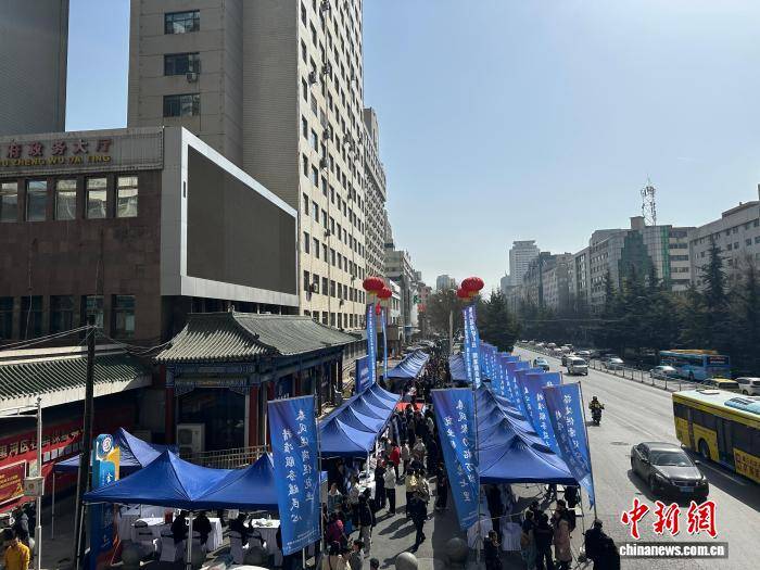 蘭州招聘會探索“靈活保障” 求職者盼打破“35歲門檻”