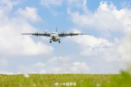 轉存收藏！藍天白雲和戰機太適配了